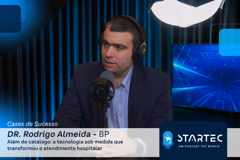 Dr. Rodrigo Almeida da BP ao lado de Carrinho Beira-Leito desenvolvido pela Tec Mobile para o SUS.