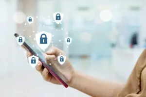Imagem mostra um celular com vários cadeados, sugerindo que esse esteja seguro contra ameaças externas