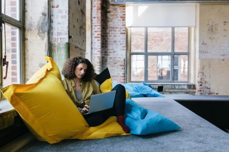 Conheça as principais diferenças entre desktop e notebook mulher sentada com notebook